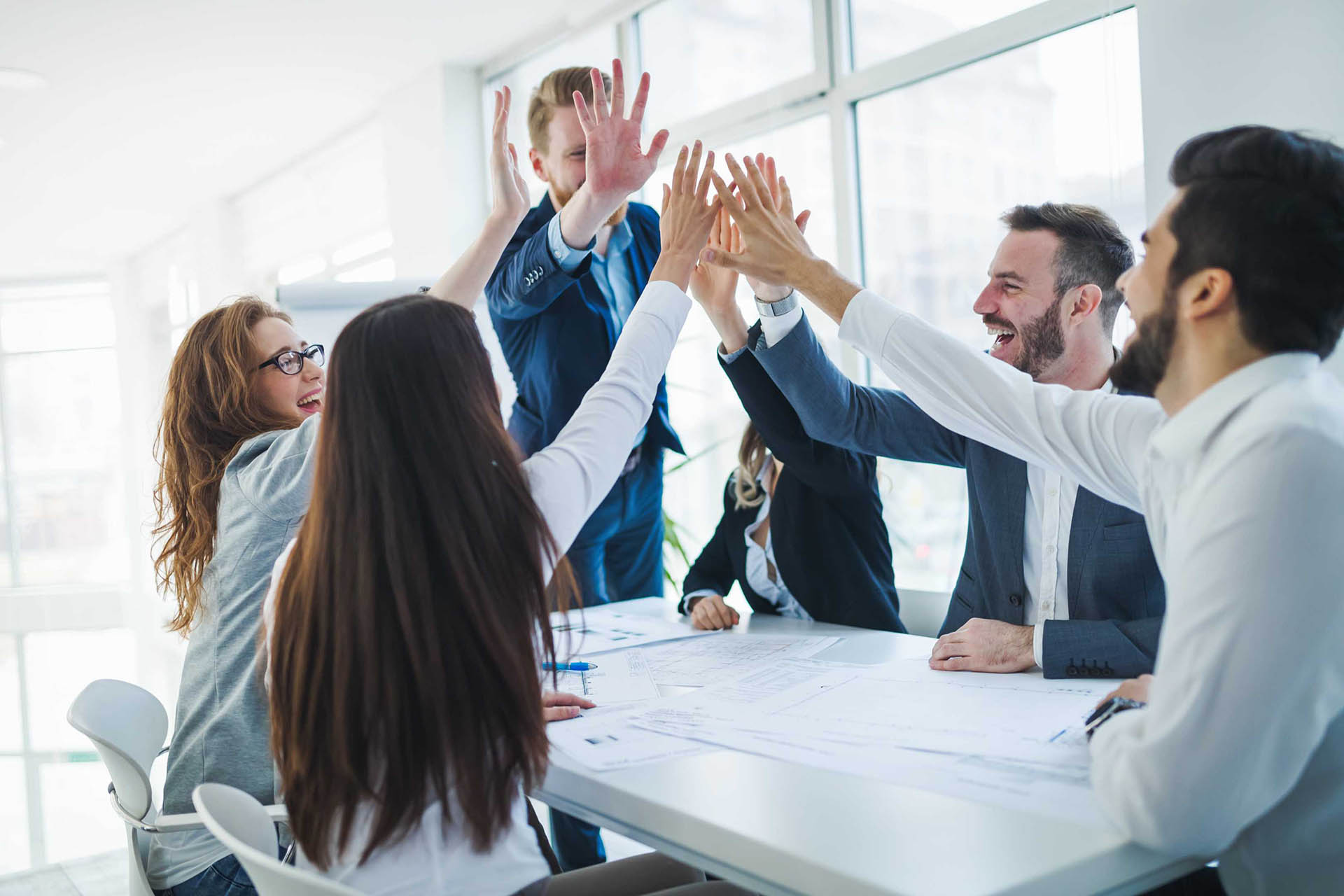 Equipo celebrando el éxito de una estrategia de contenido de autoridad y confianza