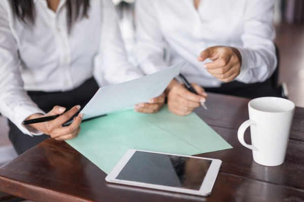 Equipo multidisciplinar integrando estrategias SEO en la creación de contenido digital