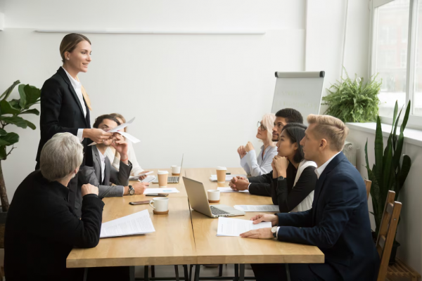 Equipo de expertos en marketing digital analizando la calidad y originalidad del contenido SEO