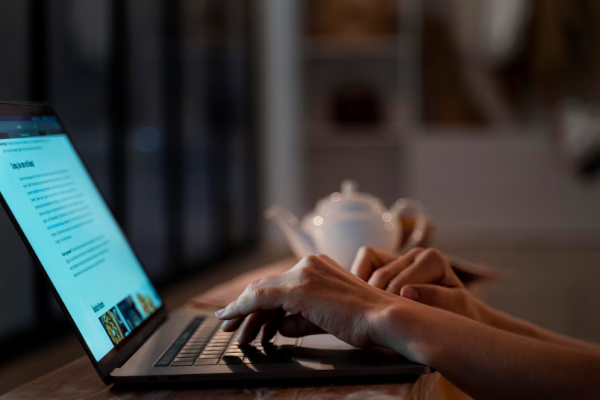 Profesional redactando contenido para sitio web optimizado para SEO y conversión de clientes
